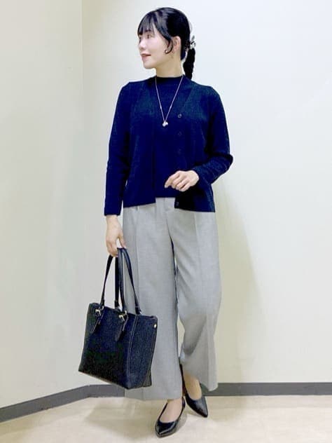 ブルー系のニット/セーター、グレー系のその他パンツ、グレー系のテーラードジャケットを着用したレディースの冬コーディネートの10枚目の写真