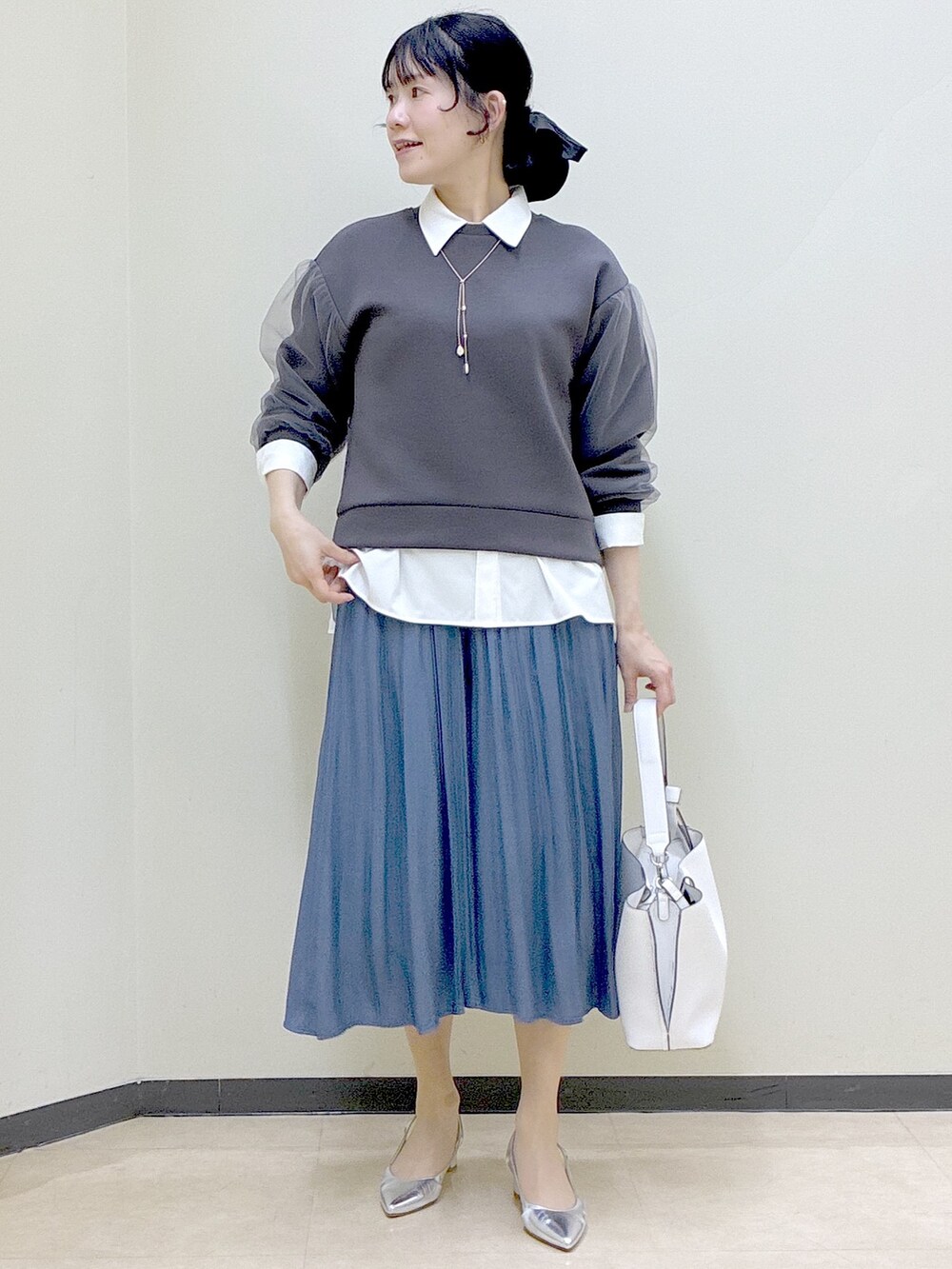 ブルー系のその他パンツ、ブラック系のその他パンツ、ホワイト系のシャツ/ブラウスを着用したレディースの春コーディネートの6枚目の写真