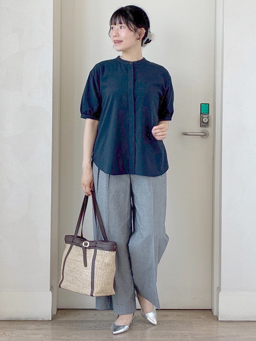 ブルー系のシャツ/ブラウス、ブラック系のその他パンツ、ホワイト系のカーディガン/ボレロを着用したレディースの夏コーディネートの10枚目の写真