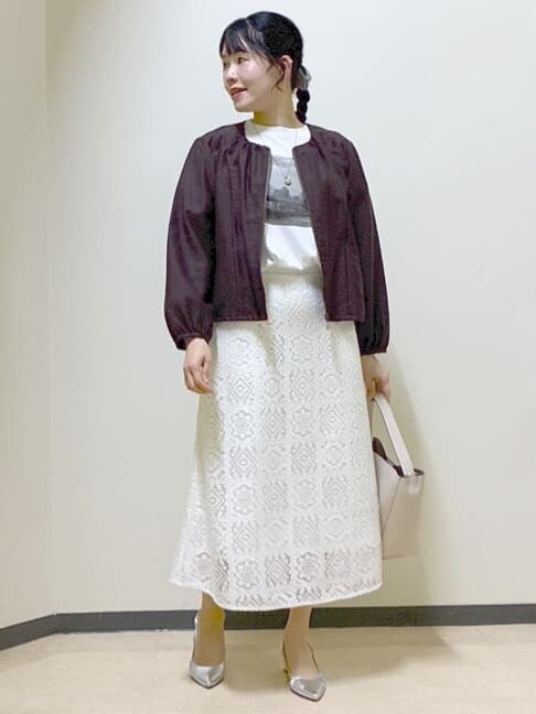 ブラウン系のブルゾン、ホワイト系のスカート、ホワイト系のTシャツ/カットソーを着用したレディースの春コーディネートの7枚目の写真