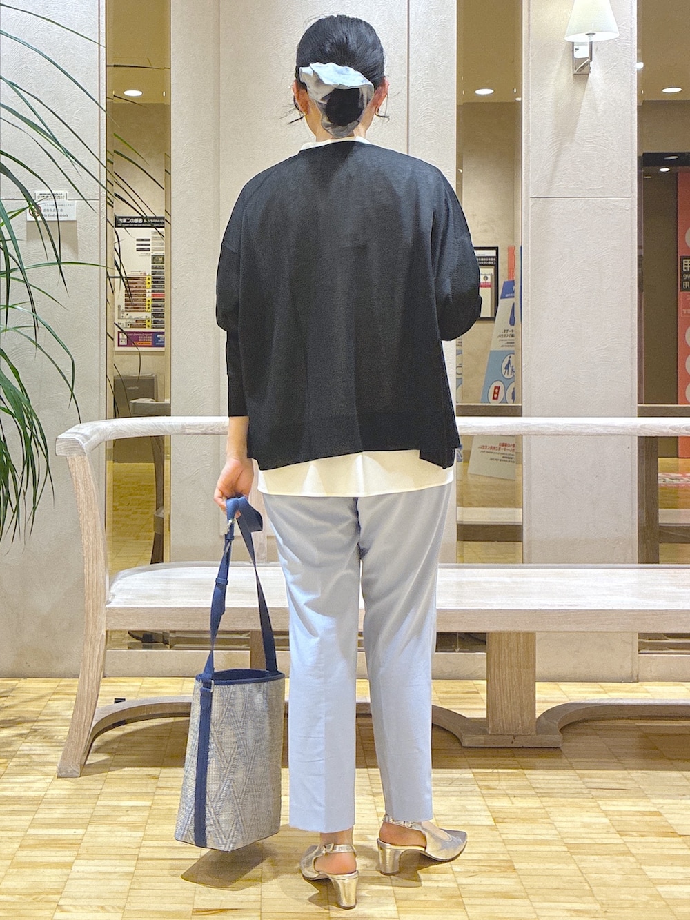 ブラック系のカーディガン/ボレロ、ホワイト系のシャツ/ブラウス、ベージュ系のタンクトップを着用したレディースの春コーディネートの3枚目の写真