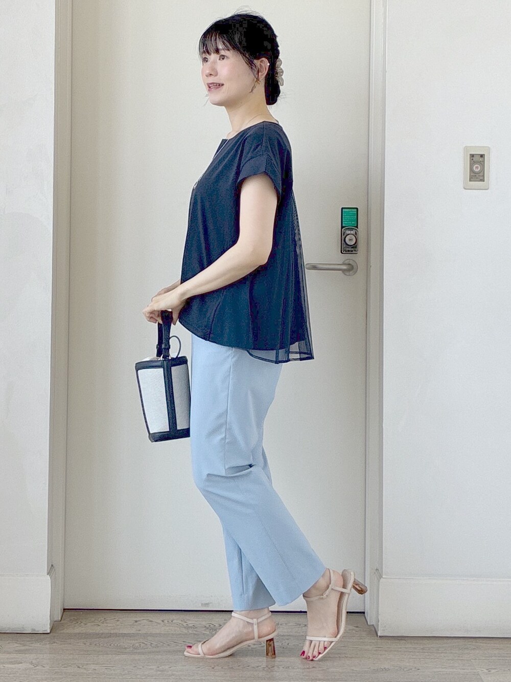 ブルー系のチュニック、ブルー系のその他パンツ、ブルー系のショルダーバッグを着用したレディースの夏コーディネートの2枚目の写真