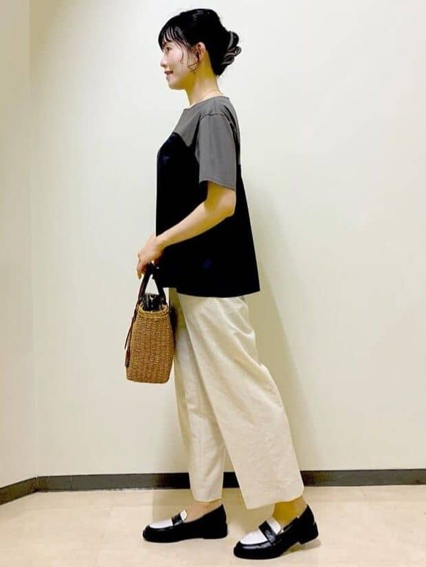 グリーン系のTシャツ/カットソー、ベージュ系のその他パンツ、イエロー系のトートバッグを着用したレディースの春コーディネートの2枚目の写真