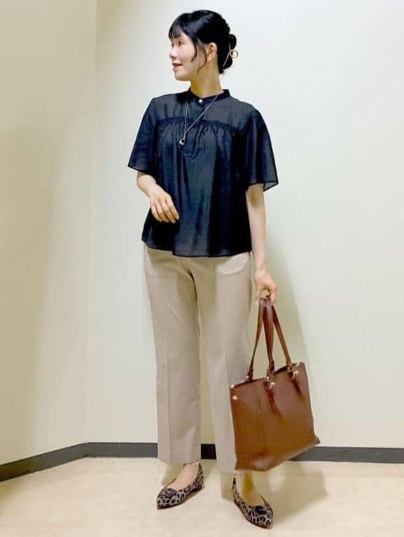 ブラック系のシャツ/ブラウス、ベージュ系のその他パンツ、ブラウン系のトートバッグを着用したレディースの秋コーディネートの5枚目の写真