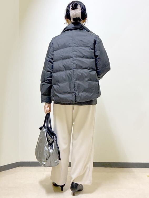 ブラック系のダウンジャケット/コート、グレー系のニット/セーター、ブルー系のシャツ/ブラウスを着用したレディースの冬コーディネートの3枚目の写真