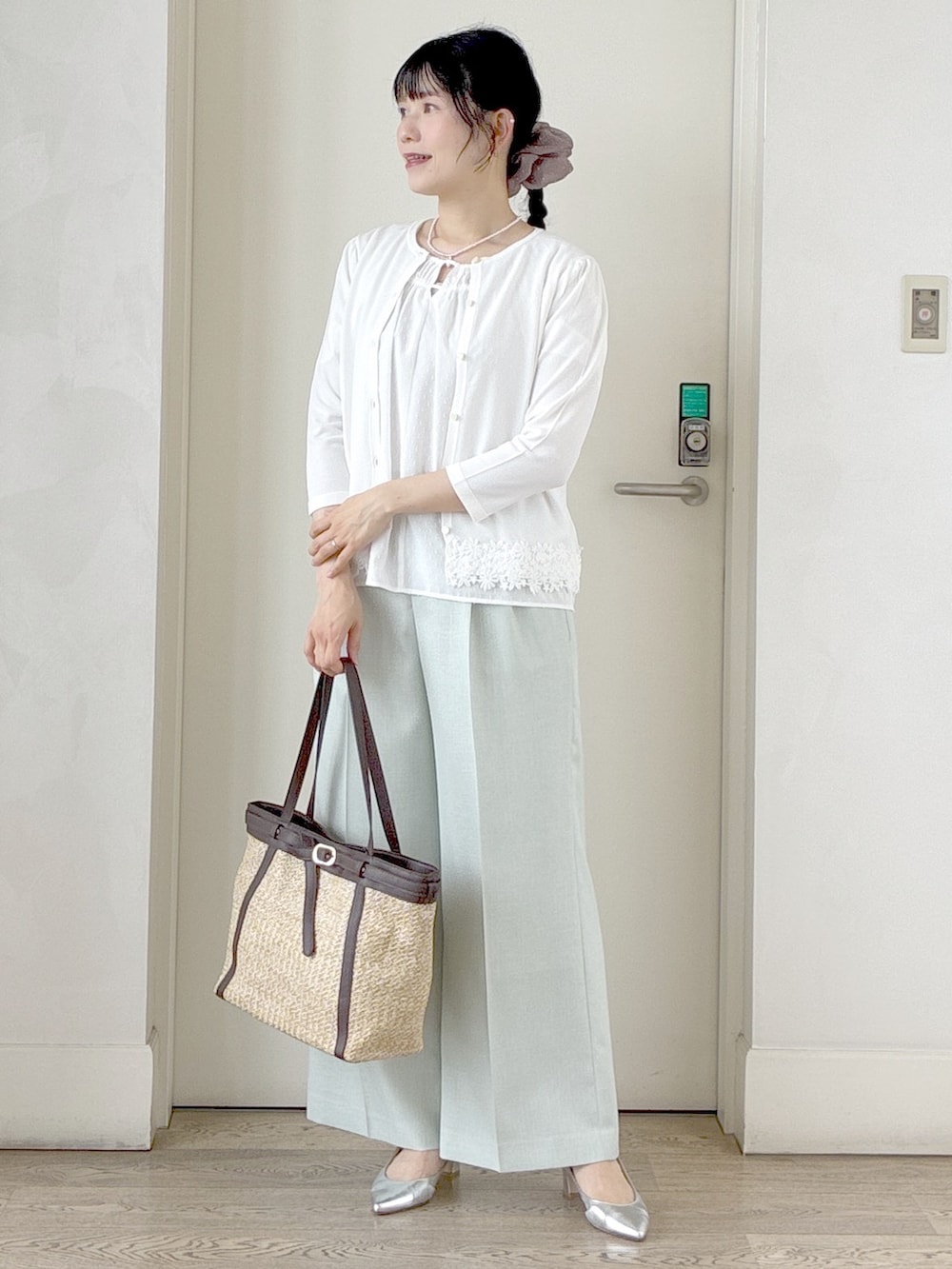 ホワイト系のシャツ/ブラウス、ベージュ系のタンクトップ、ホワイト系のカーディガン/ボレロを着用したレディースの夏コーディネートの8枚目の写真