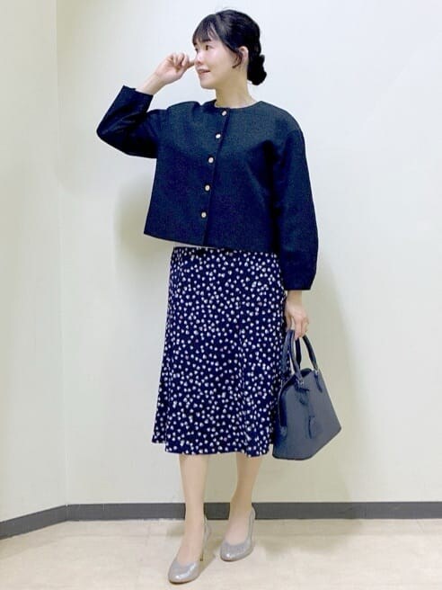 グレー系のニット/セーター、ブルー系のノーカラージャケット、ブルー系のスカートを着用したレディースの冬コーディネートの10枚目の写真