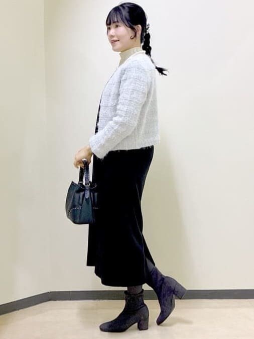 ブラック系のワンピース、ホワイト系のTシャツ/カットソー、ブラック系のタンクトップを着用したレディースの冬コーディネートの10枚目の写真