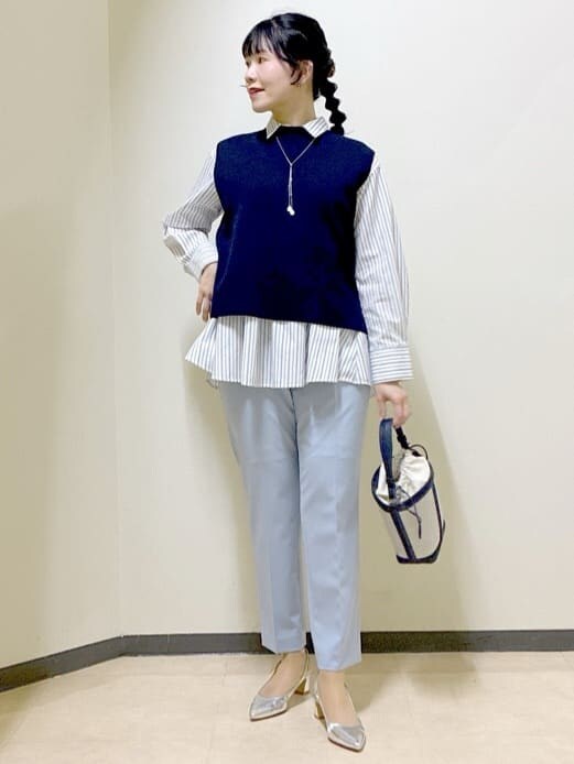 ブルー系のニット/セーター、ホワイト系のシャツ/ブラウス、ブルー系のその他パンツを着用したレディースの春コーディネートの7枚目の写真