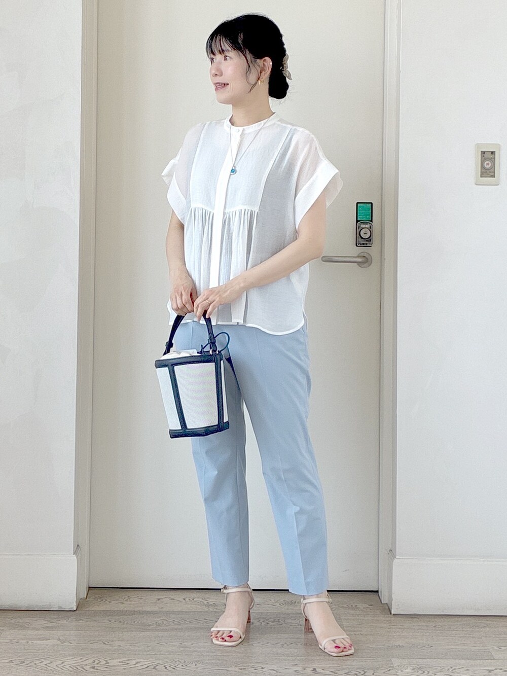 ホワイト系のシャツ/ブラウス、ブラック系のタンクトップ、ブルー系のその他パンツを着用したレディースの夏コーディネートの6枚目の写真