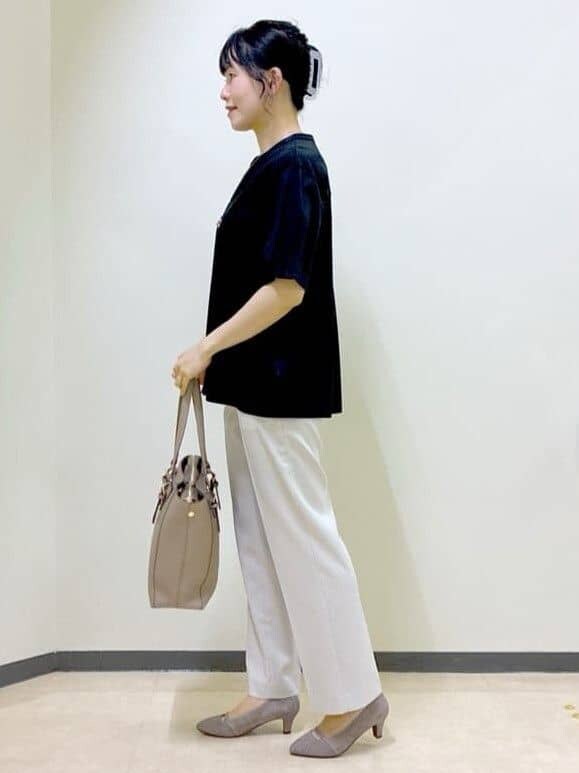 ブラック系のTシャツ/カットソー、ベージュ系のその他パンツ、ブラウン系のトートバッグを着用したレディースの秋コーディネートの2枚目の写真
