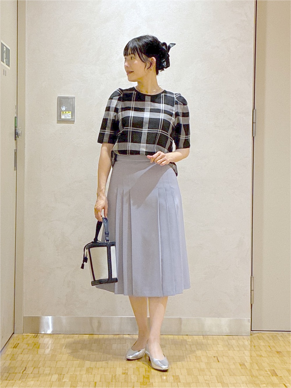 ブラック系のシャツ/ブラウス、ブルー系のスカート、ブルー系のブルゾンを着用したレディースの夏コーディネートの6枚目の写真