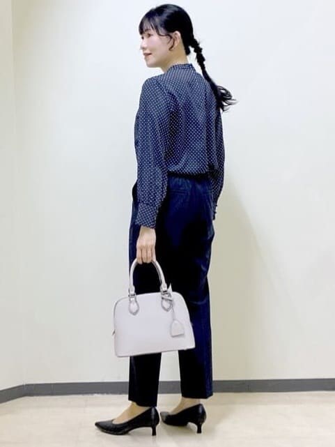 ブルー系のシャツ/ブラウス、ブルー系のその他パンツ、グレー系のノーカラージャケットを着用したレディースの冬コーディネートの2枚目の写真