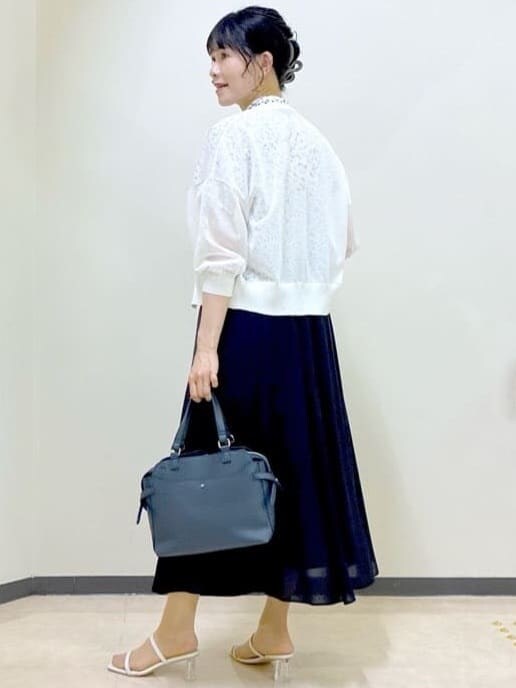 ホワイト系のカーディガン/ボレロ、ホワイト系のシャツ/ブラウス、ブルー系のスカートを着用したレディースの夏コーディネートの4枚目の写真