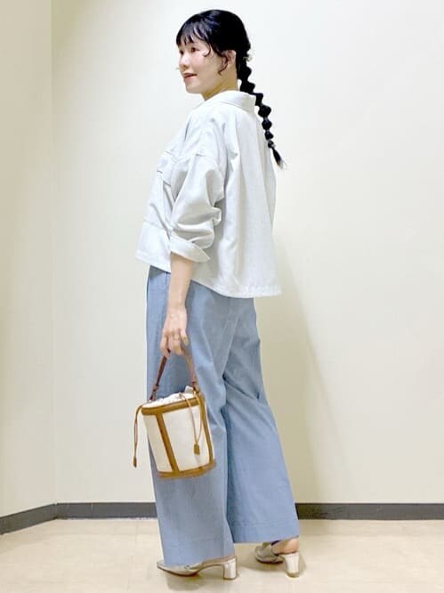 ブラウン系のニット/セーター、ブルー系のその他パンツ、グレー系のブルゾンを着用したレディースの春コーディネートの10枚目の写真