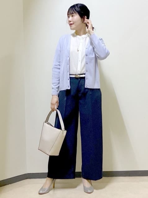 グリーン系のノーカラージャケット、ブルー系のその他パンツ、パープル系のカーディガン/ボレロを着用したレディースの春コーディネートの5枚目の写真
