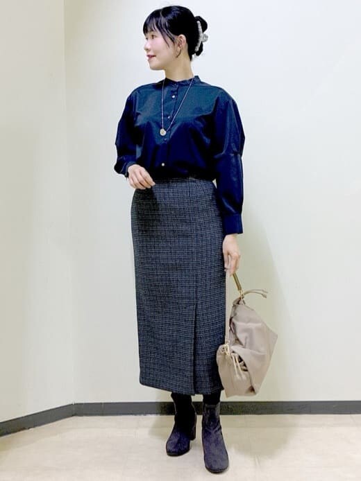 ブルー系のシャツ/ブラウス、グレー系のスカート、グリーン系のブルゾンを着用したレディースの冬コーディネートの8枚目の写真