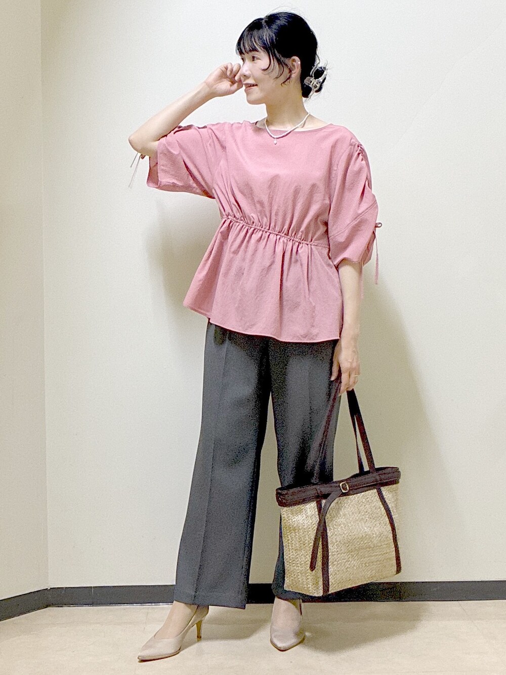 ピンク系のシャツ/ブラウス、ブラック系のその他パンツ、イエロー系のトートバッグを着用したレディースの春コーディネートの7枚目の写真