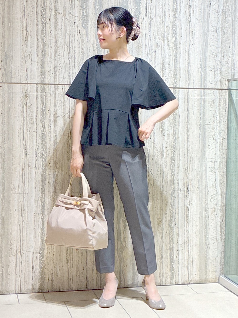 ブラック系のTシャツ/カットソー、ブラック系のその他パンツ、ベージュ系のトートバッグを着用したレディースの夏コーディネートの5枚目の写真