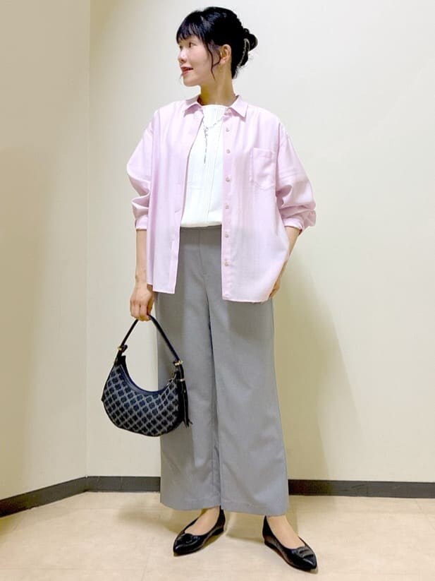 ホワイト系のTシャツ/カットソー、グレー系のその他パンツ、ピンク系のシャツ/ブラウスを着用したレディースの秋コーディネートの8枚目の写真