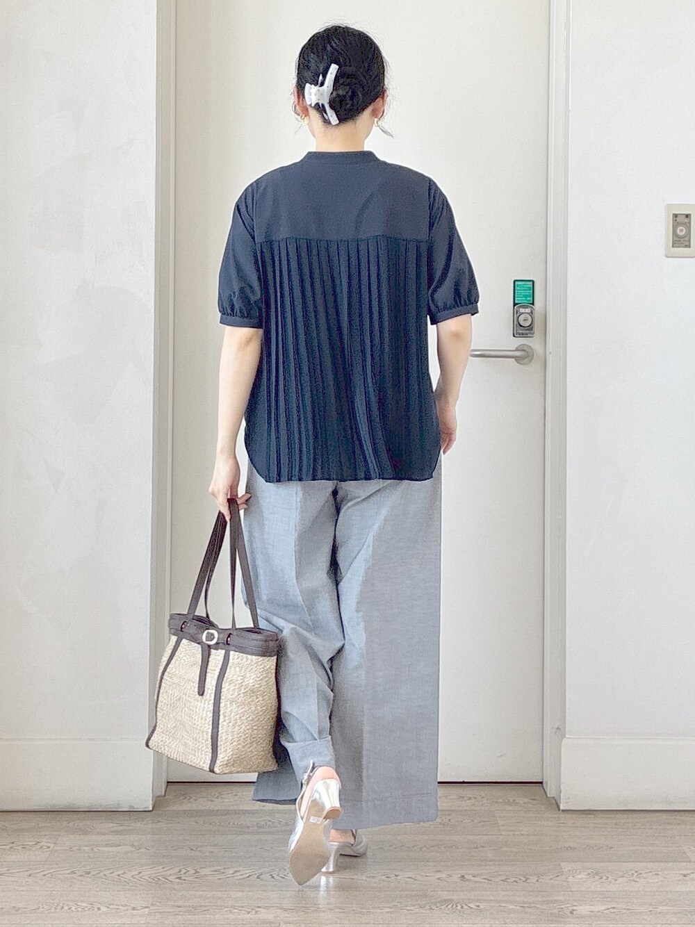 ホワイト系のカーディガン/ボレロ、ブルー系のシャツ/ブラウス、ブラック系のその他パンツを着用したレディースの夏コーディネートの3枚目の写真