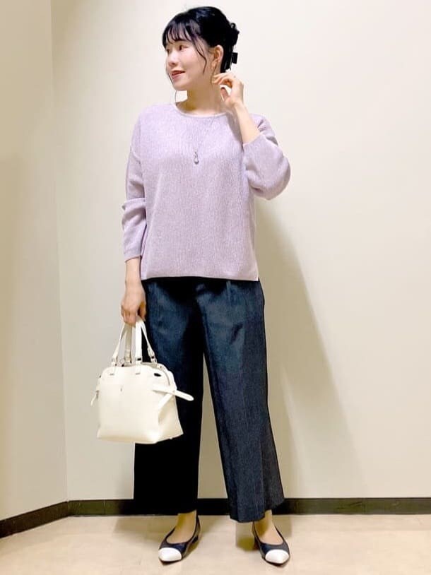 ピンク系のニット/セーター、ブルー系のその他パンツ、ベージュ系のピーコートを着用したレディースの春コーディネートの5枚目の写真