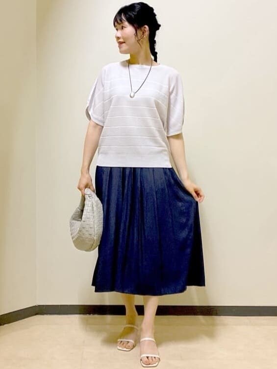 グレー系のニット/セーター、ブルー系のその他パンツ、ブルー系のニット/セーターを着用したレディースの夏コーディネートの5枚目の写真