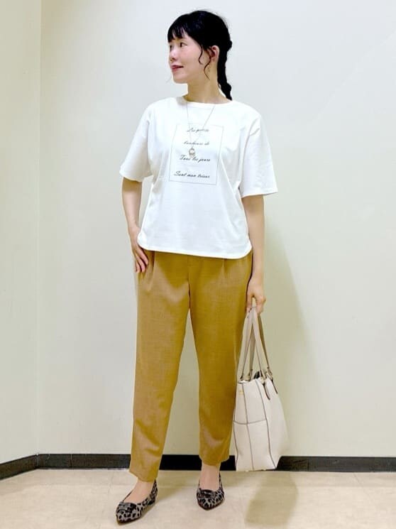 ホワイト系のTシャツ/カットソー、ベージュ系のテーラードジャケット、イエロー系のその他パンツを着用したレディースの夏コーディネートの7枚目の写真