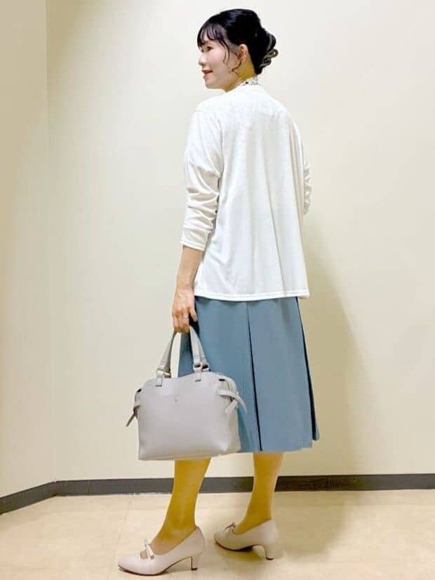 ホワイト系のカーディガン/ボレロ、ホワイト系のシャツ/ブラウス、ブルー系のスカートを着用したレディースの春コーディネートの4枚目の写真