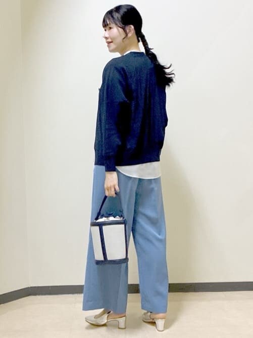 ベージュ系のシャツ/ブラウス、ベージュ系のノーカラージャケット、ブルー系のその他パンツを着用したレディースの春コーディネートの4枚目の写真