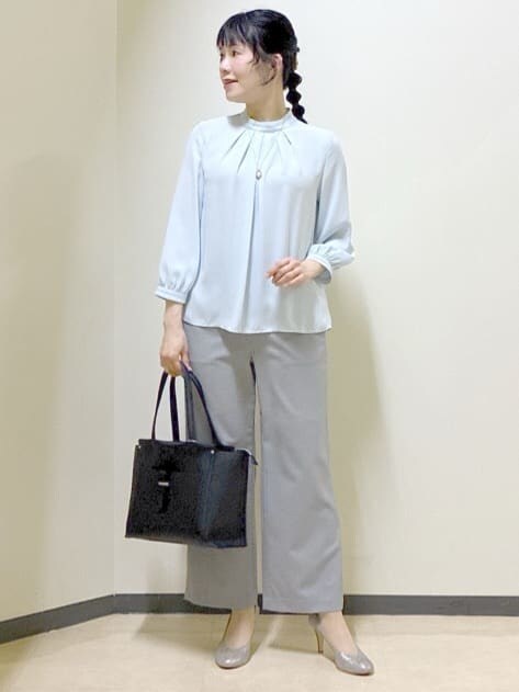 グレー系のその他パンツ、ブルー系のシャツ/ブラウス、ブルー系のテーラードジャケットを着用したレディースの春コーディネートの7枚目の写真