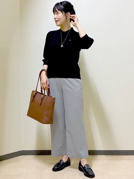 ブラック系のニット/セーター、グレー系のその他パンツ、レッド系のスカートを着用したレディースの秋コーディネートの8枚目の写真