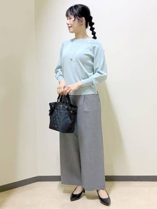 グリーン系のニット/セーター、グレー系のその他パンツ、ブラック系のトートバッグを着用したレディースの冬コーディネートの8枚目の写真