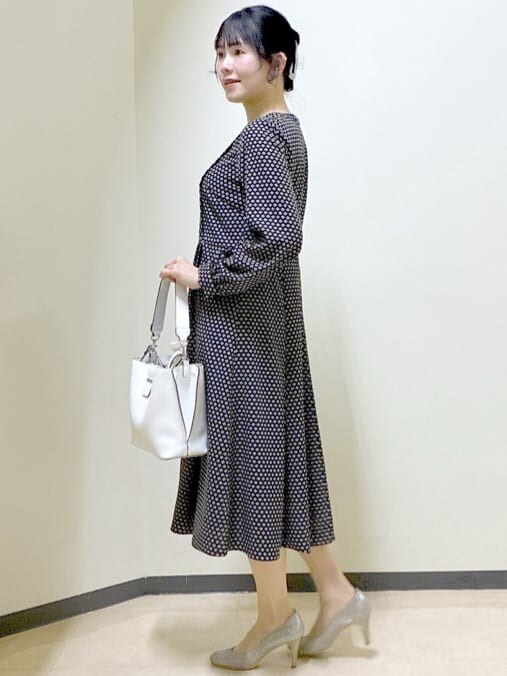 ベージュ系のワンピース、グリーン系のカーディガン/ボレロ、ホワイト系のトートバッグを着用したレディースの春コーディネートの10枚目の写真