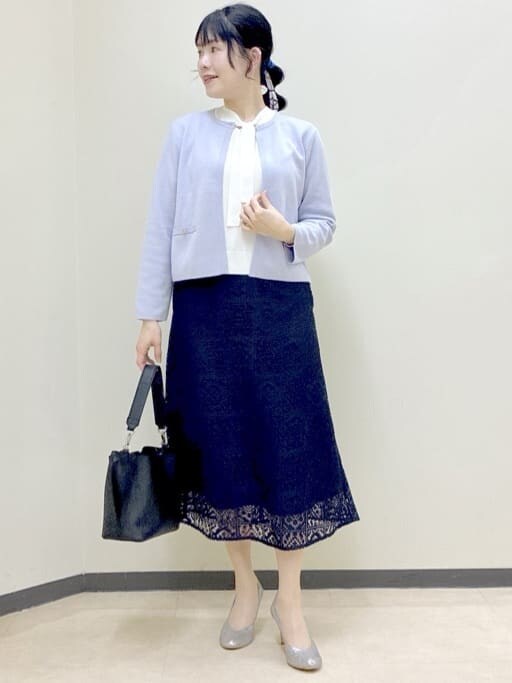 パープル系のカーディガン/ボレロ、ホワイト系のニット/セーター、ブルー系のスカートを着用したレディースの春コーディネートの6枚目の写真