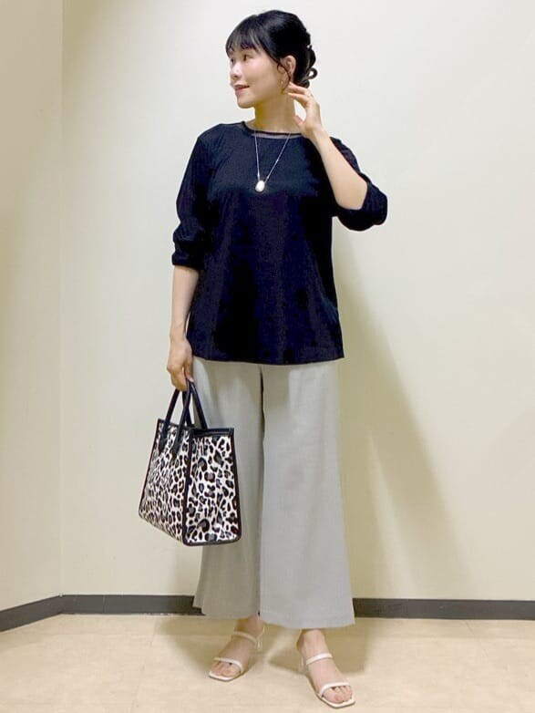 ブルー系のTシャツ/カットソー、グレー系のその他パンツ、ホワイト系のTシャツ/カットソーを着用したレディースの夏コーディネートの5枚目の写真