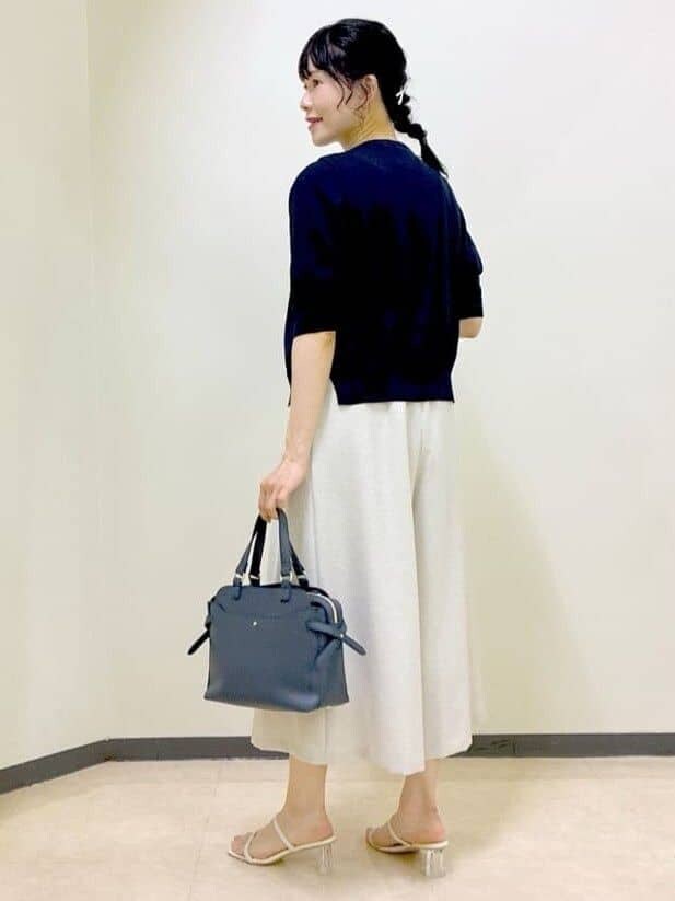 ブルー系のシャツ/ブラウス、グレー系のタンクトップ、ベージュ系のその他パンツを着用したレディースの夏コーディネートの10枚目の写真