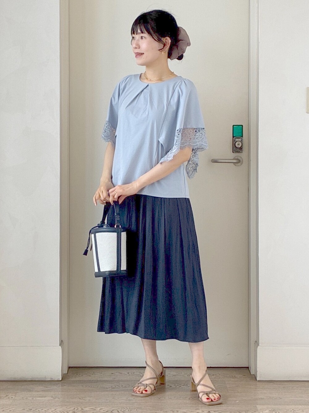 ブルー系のブルゾン、ブルー系のTシャツ/カットソー、ブルー系のその他パンツを着用したレディースの夏コーディネートの10枚目の写真