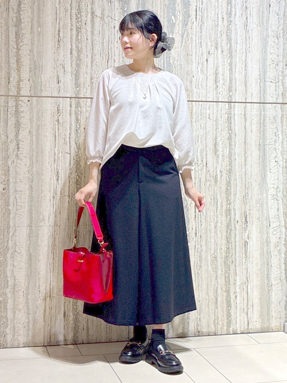 ベージュ系のシャツ/ブラウス、ブルー系のその他パンツ、レッド系のトートバッグを着用したレディースの秋コーディネートの7枚目の写真