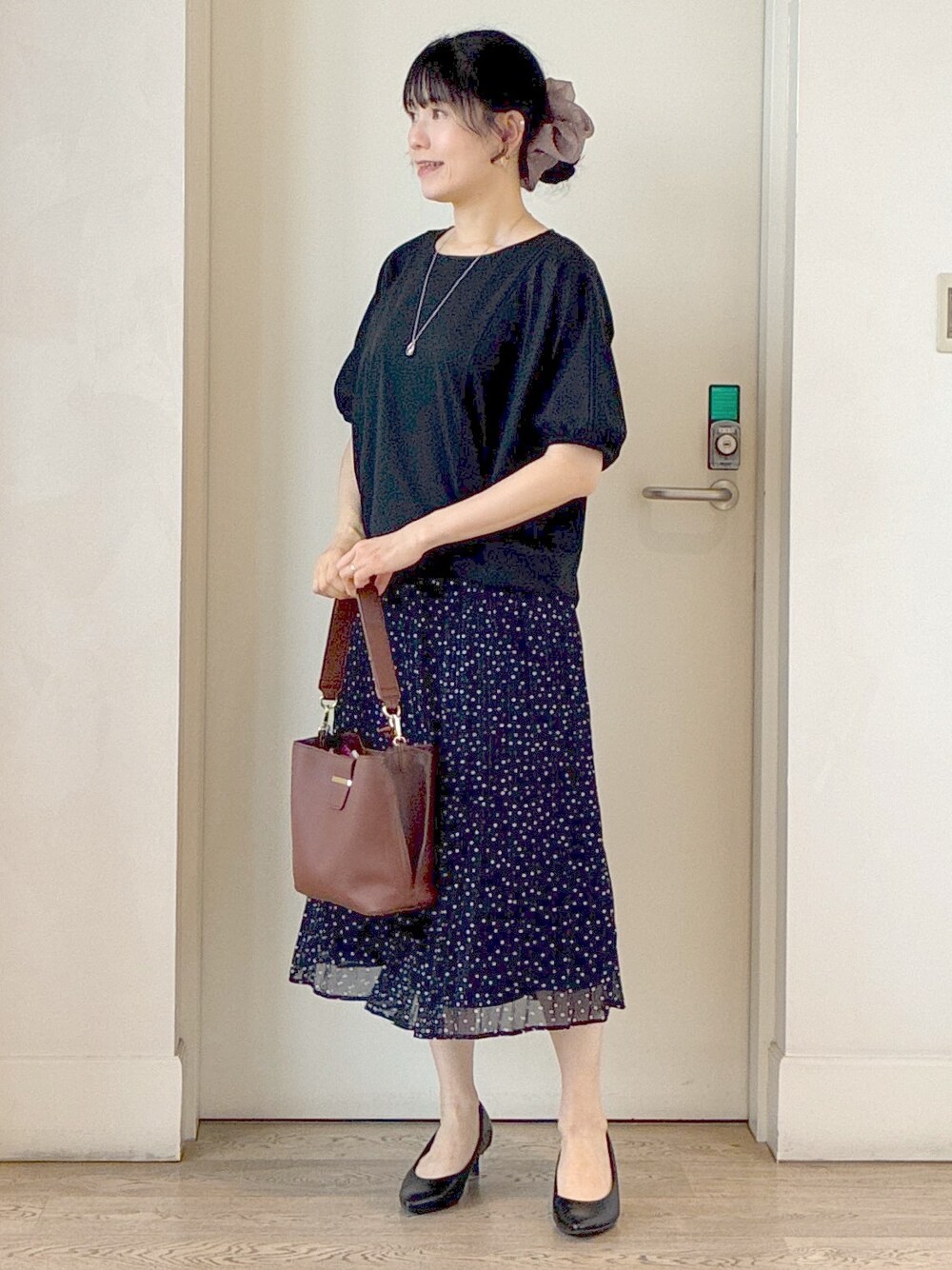 ブラック系のTシャツ/カットソー、ブルー系のシャツ/ブラウス、ブルー系のスカートを着用したレディースの秋コーディネートの10枚目の写真