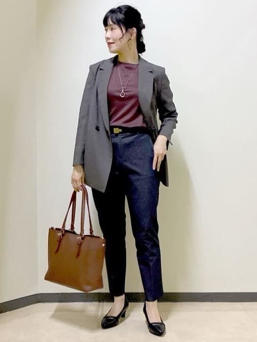 ブラウン系のテーラードジャケット、ブラウン系のTシャツ/カットソー、ブルー系のその他パンツを着用したレディースの秋コーディネートの6枚目の写真