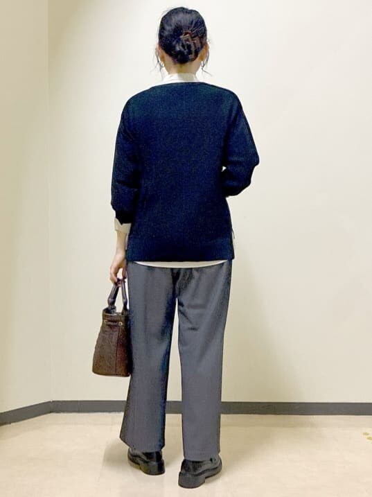ブラック系のニット/セーター、ベージュ系のシャツ/ブラウス、ブルー系のその他パンツを着用したレディースの秋コーディネートの3枚目の写真