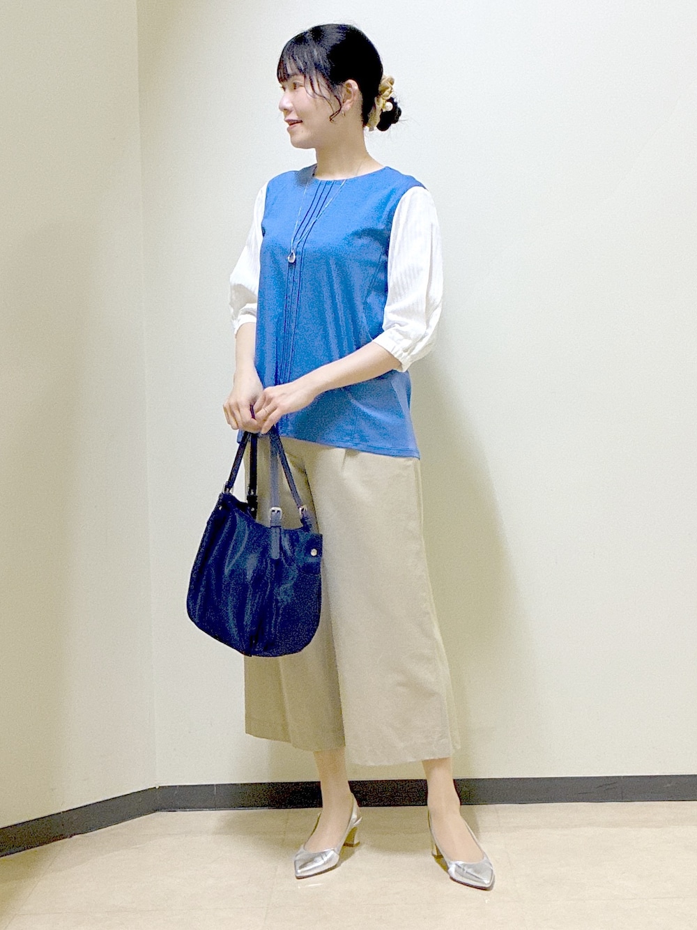 ブルー系のTシャツ/カットソー、ベージュ系のその他パンツ、ブルー系のショルダーバッグを着用したレディースの春コーディネートの8枚目の写真