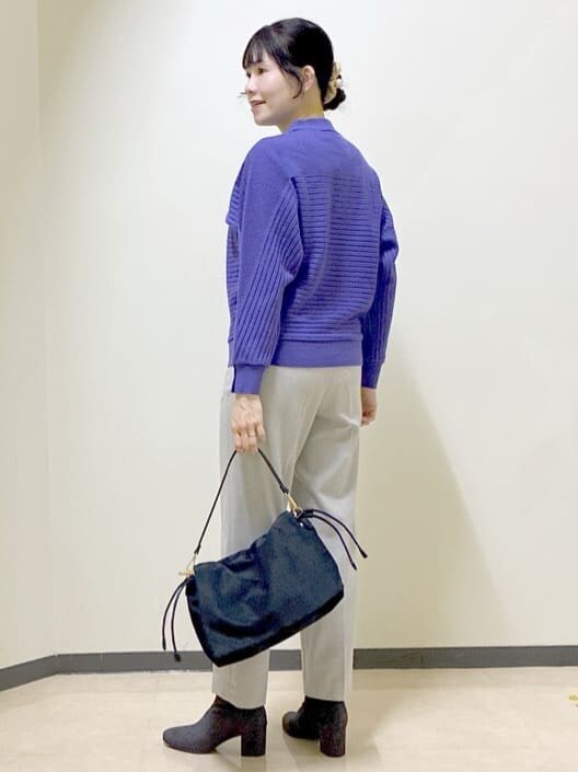 パープル系のニット/セーター、ベージュ系のその他パンツ、グレー系のノーカラーコートを着用したレディースの冬コーディネートの4枚目の写真