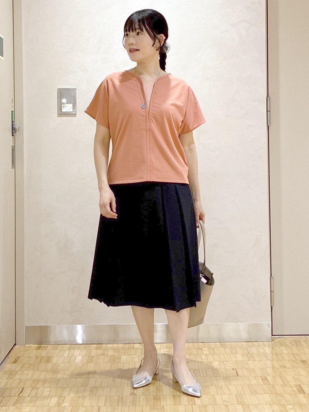 ピンク系のTシャツ/カットソー、ブルー系のスカート、グレー系のノーカラージャケットを着用したレディースの夏コーディネートの5枚目の写真
