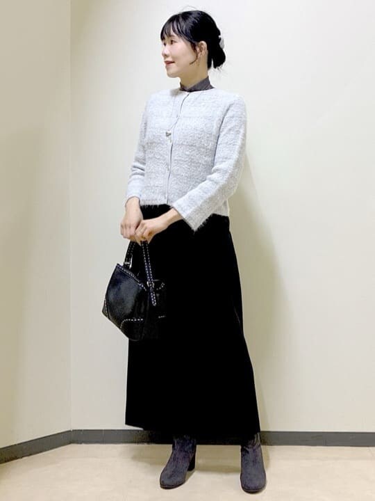グレー系のカーディガン/ボレロ、グレー系のニット/セーター、ブラック系のその他パンツを着用したレディースの冬コーディネートの7枚目の写真