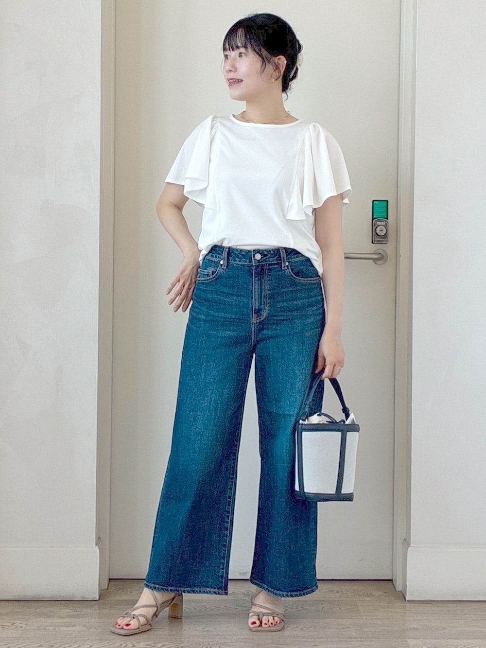 ホワイト系のTシャツ/カットソー、グリーン系のテーラードジャケット、ブルー系のデニムパンツを着用したレディースの夏コーディネートの7枚目の写真