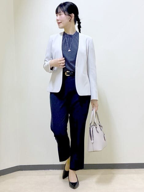 ブルー系のシャツ/ブラウス、ブルー系のその他パンツ、グレー系のノーカラージャケットを着用したレディースの冬コーディネートの8枚目の写真