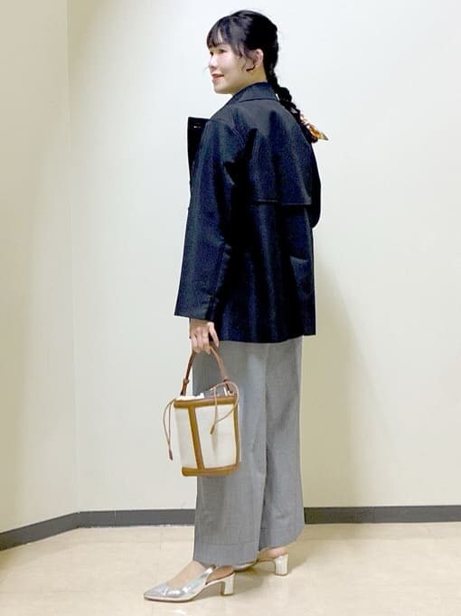 ブラック系のその他パンツ、ブラック系のステンカラーコート、ピンク系のニット/セーターを着用したレディースの冬コーディネートの9枚目の写真
