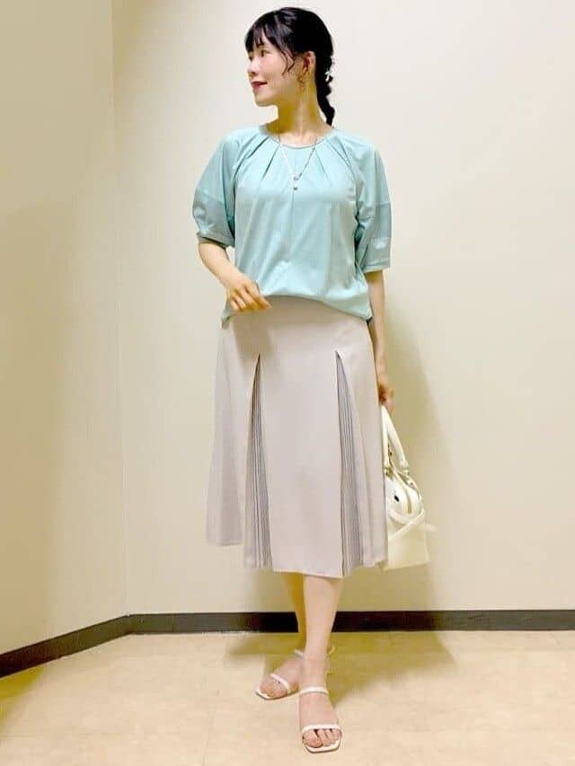 グリーン系のTシャツ/カットソー、ベージュ系のスカート、ブルー系のTシャツ/カットソーを着用したレディースの夏コーディネートの6枚目の写真